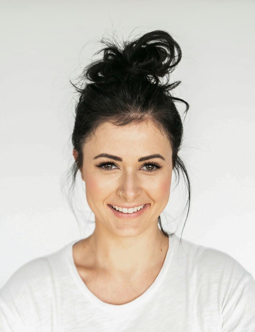 Criadora de conteúdo sorrindo
